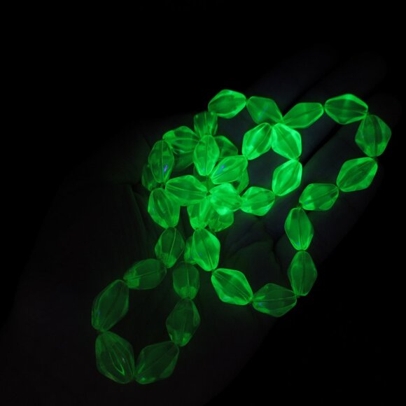 Uranium glass bead necklace - Picture 4 of 11